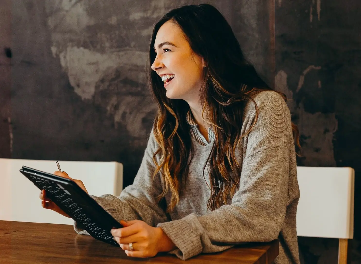 Empreendedora revisando o controle financeiro da empresa no tablet